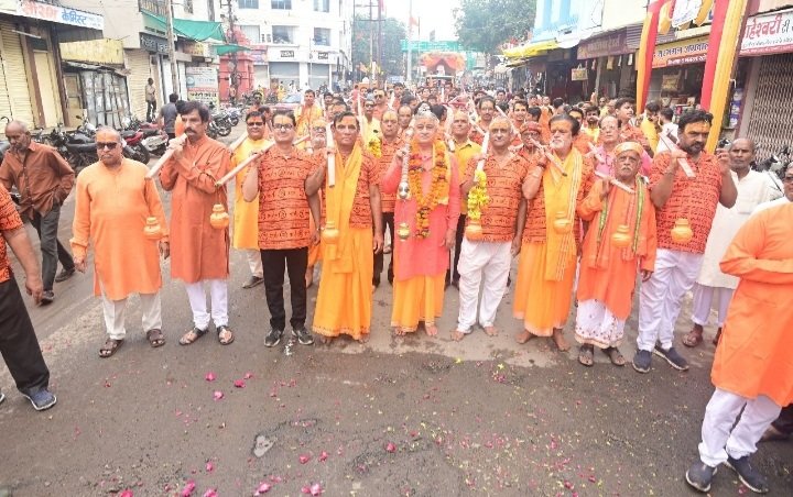 रतलाम: माहेश्वरी समाज द्वारा निकाली गई जय महेश कावड़ यात्रा, सहस्त्रधारा अभिषेक किया गया रतलाम: माहेश्वरी समाज द्वारा निकाली गई जय महेश कावड़ यात्रा, सहस्त्रधारा अभिषेक किया गया