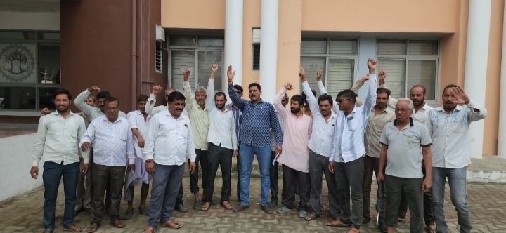 रतलाम: एक्सप्रेस-वे से लगी जमीनों पर खेती करने वाले सैकड़ों किसान पहुंचे जनसुनवाई में, कलेक्टर से मिलकर बताई यह समस्या रतलाम: एक्सप्रेस-वे से लगी जमीनों पर खेती करने वाले सैकड़ों किसान पहुंचे जनसुनवाई में, कलेक्टर से मिलकर बताई यह समस्या