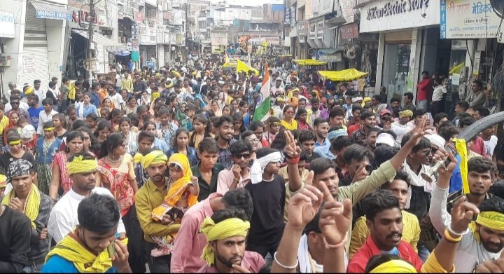 रतलाम: विश्व आदिवासी दिवस पर शहर में पूरे दिन बिखरती रही संस्कृति की छटा, निकाली रैली रतलाम: विश्व आदिवासी दिवस पर शहर में पूरे दिन बिखरती रही संस्कृति की छटा, निकाली रैली