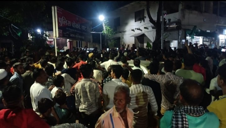 रतलाम: सोशल मीडिया पर आपत्तिजनक टिप्पणी को लेकर हुआ पुलिस चौकी का घेराव, एफआईआर के बाद शांत हुआ मामला रतलाम: सोशल मीडिया पर आपत्तिजनक टिप्पणी को लेकर हुआ पुलिस चौकी का घेराव, एफआईआर के बाद शांत हुआ मामला