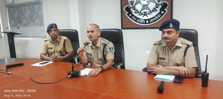 रतलाम: चप्पल में छुपा कर हो रही थी ब्राउन शुगर की तस्करी, इंदौर के युवक को पुलिस ने किया गिरफ्तार रतलाम: चप्पल में छुपा कर हो रही थी ब्राउन शुगर की तस्करी, इंदौर के युवक को पुलिस ने किया गिरफ्तार