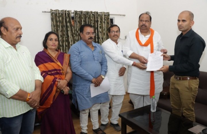 रतलाम में प्रियंका गांधी , कमलनाथ के विरुद्ध एफआईआर के लिए भाजपा ने सौंपा पुलिस अधीक्षक को ज्ञापन रतलाम में प्रियंका गांधी , कमलनाथ के विरुद्ध एफआईआर के लिए भाजपा ने सौंपा पुलिस अधीक्षक को ज्ञापन