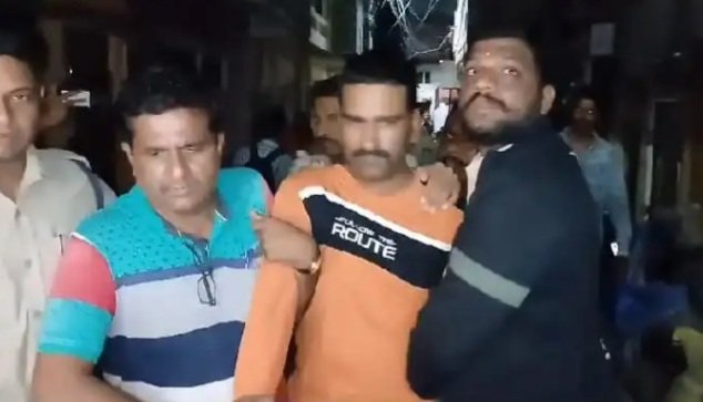 रतलाम: पति ने पत्नी को घर में बंद कर मारी गोली, 2 घंटे के प्रयास के बाद पुलिस ने घायल महिला को घर से बाहर निकाला और आरोपी हिरासत में लिया रतलाम: पति ने पत्नी को घर में बंद कर मारी गोली, 2 घंटे के प्रयास के बाद पुलिस ने घायल महिला को घर से बाहर निकाला और आरोपी हिरासत में लिया