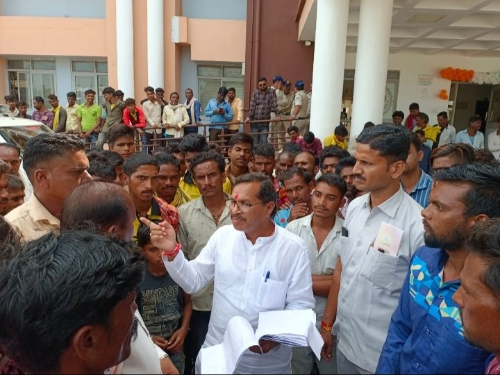 रतलाम: कागजों में विकास देख विधायक दिलीप मकवाना भी हुए हैरान – कलेक्टर और एसपी से की शिकायत रतलाम: कागजों में विकास देख विधायक दिलीप मकवाना भी हुए हैरान – कलेक्टर और एसपी से की शिकायत