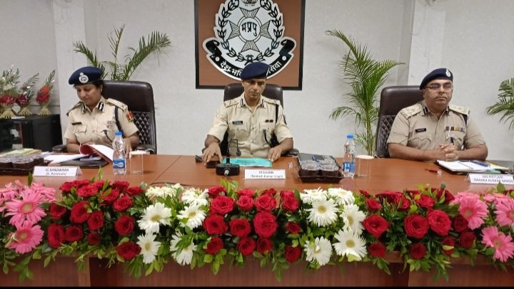रतलाम में हुई मध्यप्रदेश और राजस्थान के पुलिस अधिकारियों की बॉर्डर मीटिंग, 2 आईजी, 1 डीआईजी और 5 जिलो के एसपी रहे मौजूद, जानिए क्या बातचीत हुई रतलाम में हुई मध्यप्रदेश और राजस्थान के पुलिस अधिकारियों की बॉर्डर मीटिंग, 2 आईजी, 1 डीआईजी और 5 जिलो के एसपी रहे मौजूद, जानिए क्या बातचीत हुई