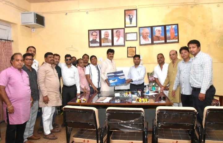रतलाम: जेएमडी ग्रुप के राकेश सकलेचा द्वारा जिला चिकित्सालय को चार इनवर्टर प्रदान किए, ट्रामा सेंटर की बंद लिफ्ट को भी चालू करने का संकल्प लिया रतलाम: जेएमडी ग्रुप के राकेश सकलेचा द्वारा जिला चिकित्सालय को चार इनवर्टर प्रदान किए, ट्रामा सेंटर की बंद लिफ्ट को भी चालू करने का संकल्प लिया