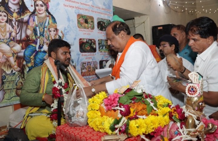 रतलाम: श्री पंचमुखी हनुमान मंदिर में शिवपुराण कथा- विधायक चेतन्य काश्यप ने किया कथावाचक नरेश आचार्य का अभिनंदन रतलाम: श्री पंचमुखी हनुमान मंदिर में शिवपुराण कथा- विधायक चेतन्य काश्यप ने किया कथावाचक नरेश आचार्य का अभिनंदन