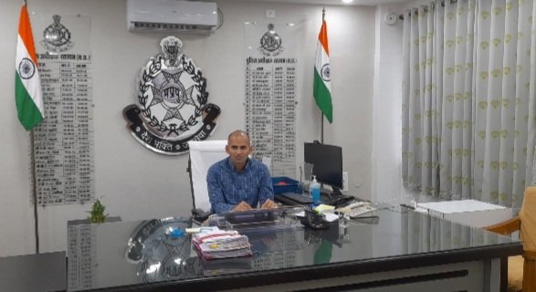 रतलाम: आम जनता की सुविधा के लिए एसपी राहुल लोढा ने बदल दिया अपना ऑफिस,जानिए अब कहां मिलेंगे एसपी रतलाम: आम जनता की सुविधा के लिए एसपी राहुल लोढा ने बदल दिया अपना ऑफिस,जानिए अब कहां मिलेंगे एसपी