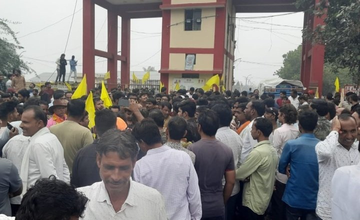 रतलाम: प्याज पर 40 प्रतिशत निर्यात शुल्क के विरोध में रतलाम कृषि उपज मंडी में भी किसानों ने कराया नीलामी कार्य बंद, बड़ी संख्या में किसान हुए एकत्रित, पुलिस फोर्स भी रहा तैनात रतलाम: प्याज पर 40 प्रतिशत निर्यात शुल्क के विरोध में रतलाम कृषि उपज मंडी में भी किसानों ने कराया नीलामी कार्य बंद, बड़ी संख्या में किसान हुए एकत्रित, पुलिस फोर्स भी रहा तैनात
