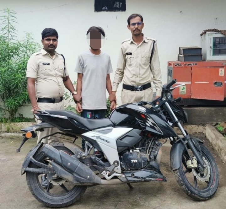 रतलाम: चोरी की बाइक पर खटकेदार चाकू लेकर घुम रहा था युवक, पुलिस ने किया गिरफ्तार रतलाम: चोरी की बाइक पर खटकेदार चाकू लेकर घुम रहा था युवक, पुलिस ने किया गिरफ्तार