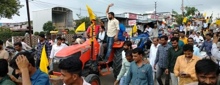 रतलाम: प्याज पर निर्यात शुल्क के विरोध में रतलाम में किसानो ने ट्रेक्टर रैली निकाली रतलाम: प्याज पर निर्यात शुल्क के विरोध में रतलाम में किसानो ने ट्रेक्टर रैली निकाली