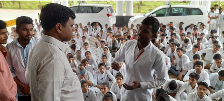 रतलाम: तीन सालो में नर्सिंग और पैरामेडिकल कॉलेज में परीक्षा नहीं होने से परेशान स्टूडेंट्स रैली निकालकर कलेक्टोरेट पहुंचे, जानकारी मिलने पर ख़राब स्वास्थ्य के बाद भी कलेक्टर नरेन्द्र सूर्यवंशी ने कलेक्टोरेट पहुंचकर स्टूडेंट्स की समस्या सुनी रतलाम: तीन सालो में नर्सिंग और पैरामेडिकल कॉलेज में परीक्षा नहीं होने से परेशान स्टूडेंट्स रैली निकालकर कलेक्टोरेट पहुंचे, जानकारी मिलने पर ख़राब स्वास्थ्य के बाद भी कलेक्टर नरेन्द्र सूर्यवंशी ने कलेक्टोरेट पहुंचकर स्टूडेंट्स की समस्या सुनी