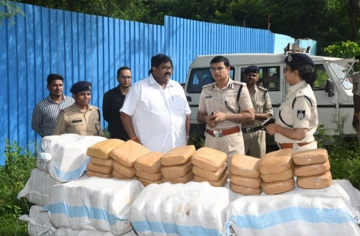 जबलपुर: “अभियान शिकंजा’’ – जबलपुर एडीजीपी उमेश जोगा के निर्देशन में पुलिस का नशे के सौदागरो के खिलाफ एक और बडा़ प्रहार, 4 करोड़ कीमत का लगभग 20 क्वींटल गांजा ट्रक सहित जप्त जबलपुर: “अभियान शिकंजा’’ – जबलपुर एडीजीपी उमेश जोगा के निर्देशन में पुलिस का नशे के सौदागरो के खिलाफ एक और बडा़ प्रहार, 4 करोड़ कीमत का लगभग 20 क्वींटल गांजा ट्रक सहित जप्त