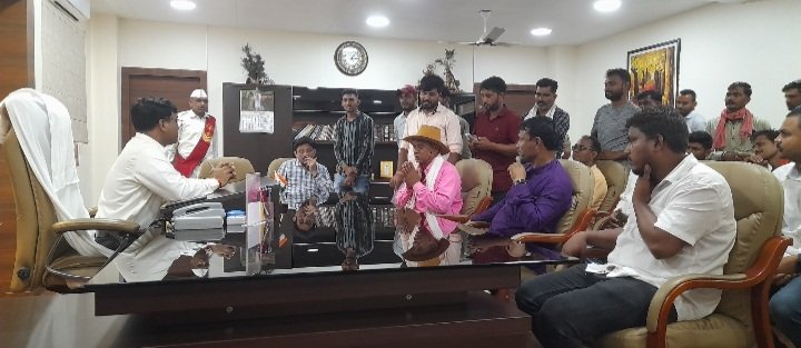 रतलाम: कृषि उपज मंडी में नीलामी बंद मिलने पर पैदल मार्च कर कलेक्टर और एसपी से मिलने पहुंचे किसान, कार्रवाई की मांग रतलाम: कृषि उपज मंडी में नीलामी बंद मिलने पर पैदल मार्च कर कलेक्टर और एसपी से मिलने पहुंचे किसान, कार्रवाई की मांग