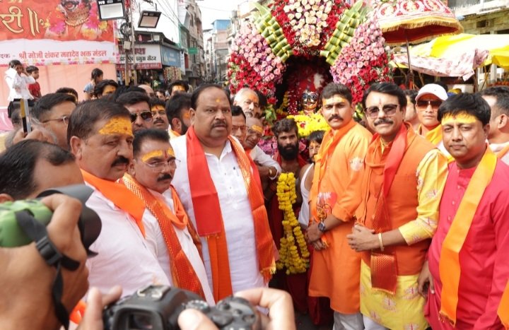 रतलाम: श्री गढ़ कैलाश की शाही सवारी का विधायक चेतन्य काश्यप ने किया स्वागत रतलाम: श्री गढ़ कैलाश की शाही सवारी का विधायक चेतन्य काश्यप ने किया स्वागत