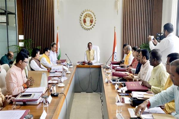 भोपाल: प्रधानमंत्री उज्ज्वला योजना की कनेक्शनधारी बहनों को गैस रिफिल 450 रूपये में उपलब्ध कराने का निर्णय,1200 करोड़ की “कायाकल्प योजना” की स्वीकृति,रतलाम और छतरपुर में 2 समूह जल-प्रदाय योजना स्वीकृत,मुख्यमंत्री श्री चौहान की अध्यक्षता में मंत्रि-परिषद के निर्णय भोपाल: प्रधानमंत्री उज्ज्वला योजना की कनेक्शनधारी बहनों को गैस रिफिल 450 रूपये में उपलब्ध कराने का निर्णय,1200 करोड़ की “कायाकल्प योजना” की स्वीकृति,रतलाम और छतरपुर में 2 समूह जल-प्रदाय योजना स्वीकृत,मुख्यमंत्री श्री चौहान की अध्यक्षता में मंत्रि-परिषद के निर्णय