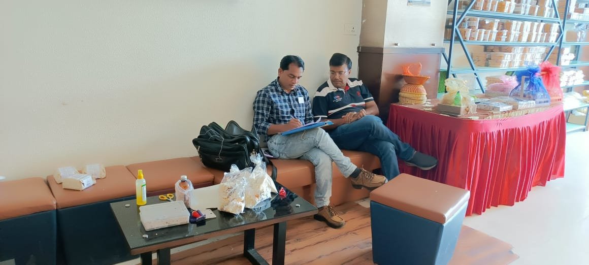 रतलाम: न्यू रोड स्थित द बेकरी पर पहुंचा खाद्य विभाग का अमला, केक और काजू टुकड़ी के नमूने लिए, स्वच्छता रखने और गुणवत्ता युक्त खाद्य सामग्री निर्माण के दिए निर्देश रतलाम: न्यू रोड स्थित द बेकरी पर पहुंचा खाद्य विभाग का अमला, केक और काजू टुकड़ी के नमूने लिए, स्वच्छता रखने और गुणवत्ता युक्त खाद्य सामग्री निर्माण के दिए निर्देश