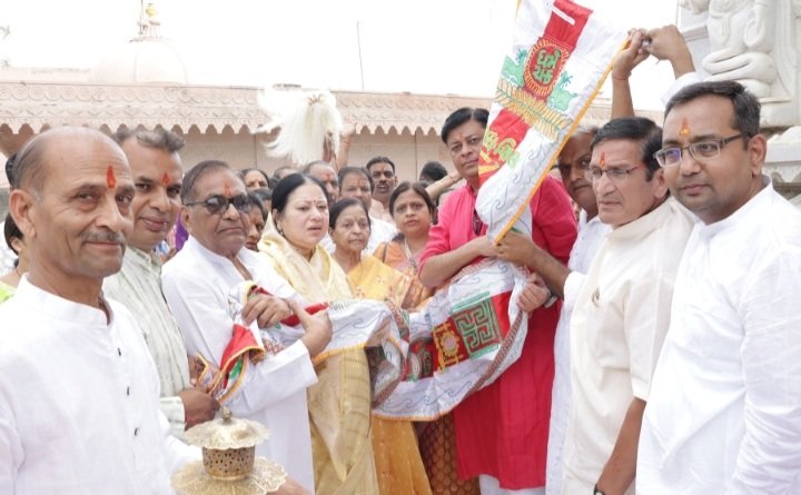 रतलाम: जयंतसेन धाम मंदिरजी की अष्टम वर्षगांठ पर ध्वजारोहण समारोह आयोजित रतलाम: जयंतसेन धाम मंदिरजी की अष्टम वर्षगांठ पर ध्वजारोहण समारोह आयोजित