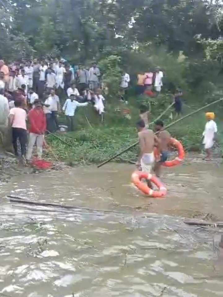 रतलाम: दर्दनाक हादसा- नदी में डूब रही नन्ही बच्ची को बचाने नदी में कूदे दो सगे भाइयों की डूबने से मौत रतलाम: दर्दनाक हादसा- नदी में डूब रही नन्ही बच्ची को बचाने नदी में कूदे दो सगे भाइयों की डूबने से मौत
