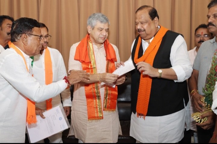 रतलाम: विधायक चेतन्य काश्यप ने रेलमंत्री अश्विनी वैष्णव को सौंपा मांग पत्र,- रतलाम में कोच मेंटनेंस हेतु पिट लाइन की मांग पर रेलमंत्री ने डीआरएम को सर्वे कर प्रस्ताव भेजने के दिए निर्देश रतलाम: विधायक चेतन्य काश्यप ने रेलमंत्री अश्विनी वैष्णव को सौंपा मांग पत्र,- रतलाम में कोच मेंटनेंस हेतु पिट लाइन की मांग पर रेलमंत्री ने डीआरएम को सर्वे कर प्रस्ताव भेजने के दिए निर्देश
