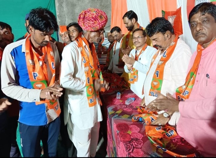 रतलाम: 200 से अधिक कांग्रेस कार्यकर्ताओं ने विधायक दिलीप मकवाना की उपस्थिति में भाजपा की सदस्यता ली रतलाम: 200 से अधिक कांग्रेस कार्यकर्ताओं ने विधायक दिलीप मकवाना की उपस्थिति में भाजपा की सदस्यता ली
