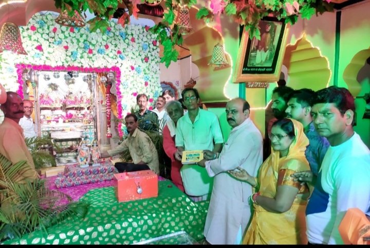रतलाम: शहर में हर घर होगा श्रीमद्भागवत गीता का नि:शुल्क वितरण,- बड़ा गोपाल जी के मंदिर से हुई शुरूआत,- प्रकाश प्रभु राठौड़ परिवार का सेवा प्रकल्प रतलाम: शहर में हर घर होगा श्रीमद्भागवत गीता का नि:शुल्क वितरण,- बड़ा गोपाल जी के मंदिर से हुई शुरूआत,- प्रकाश प्रभु राठौड़ परिवार का सेवा प्रकल्प