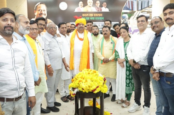 रतलाम: प्रधानमंत्री नरेन्द्र मोदी द्वारा 460 करोड़ के मेगा इंडस्ट्रियल पार्क की आधारशिला, रतलाम में विधायक जनसंपर्क कार्यालय पर देखा गया मध्य प्रदेश के बीना में आयोजित समारोह का सीधा प्रसारण देखा, – जोरदार आतिशबाजी कर किया गया विधायक चेतन्य काश्यप का अभिनंदन रतलाम: प्रधानमंत्री नरेन्द्र मोदी द्वारा 460 करोड़ के मेगा इंडस्ट्रियल पार्क की आधारशिला, रतलाम में विधायक जनसंपर्क कार्यालय पर देखा गया मध्य प्रदेश के बीना में आयोजित समारोह का सीधा प्रसारण देखा, – जोरदार आतिशबाजी कर किया गया विधायक चेतन्य काश्यप का अभिनंदन