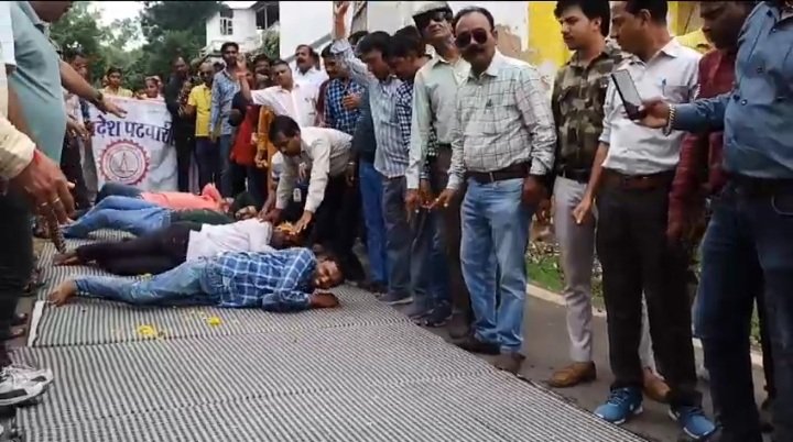 रतलाम: पटवारी आंदोलन – हड़ताल के 18 वें दिन अपनी मांगों को लेकर पटवारियों ने निकाली लुढकन यात्रा रतलाम: पटवारी आंदोलन – हड़ताल के 18 वें दिन अपनी मांगों को लेकर पटवारियों ने निकाली लुढकन यात्रा