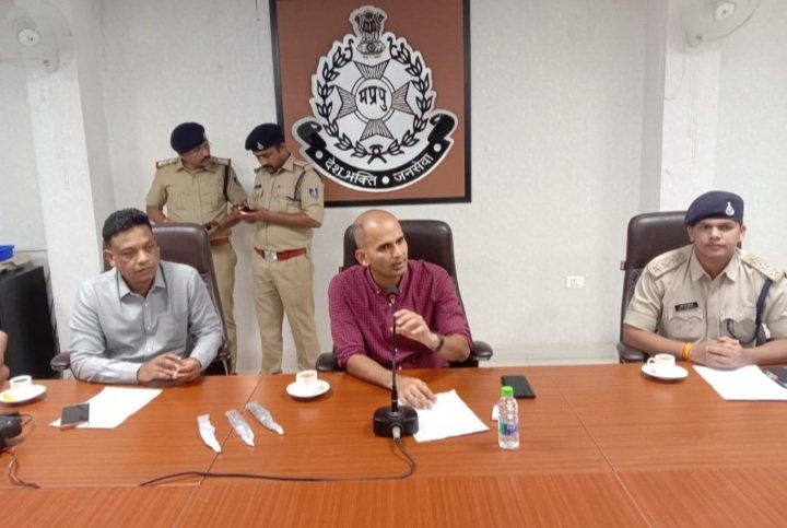 रतलाम: पंचेड़ में हुई युवक की हत्या के मामले को 28 घंटे में पुलिस ने सुलझाया, नाबालिक सहित तीन गिरफ्तार, एसपी ने प्रेस वार्ता कर किया खुलासा रतलाम: पंचेड़ में हुई युवक की हत्या के मामले को 28 घंटे में पुलिस ने सुलझाया, नाबालिक सहित तीन गिरफ्तार, एसपी ने प्रेस वार्ता कर किया खुलासा