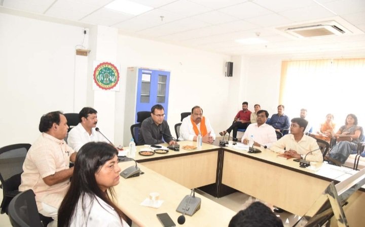 रतलाम: संभाग आयुक्त डॉ. संजय गोयल ने मेडिकल कॉलेज की गतिविधियों की समीक्षा की,बैठक में विधायक चैतन्य काश्यप ने मेडिकल कॉलेज में व्यवस्थाओं सुधार हेतु निर्देशित किया रतलाम: संभाग आयुक्त डॉ. संजय गोयल ने मेडिकल कॉलेज की गतिविधियों की समीक्षा की,बैठक में विधायक चैतन्य काश्यप ने मेडिकल कॉलेज में व्यवस्थाओं सुधार हेतु निर्देशित किया