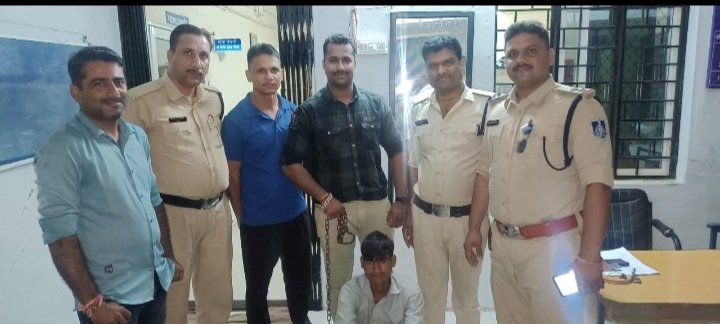 रतलाम: लूट,हफ्ता वसुली ,चोरी का खतरनाक आदतन अपराधी, 15 हजार का इनामी बदमाश गिरफ्तार रतलाम: लूट,हफ्ता वसुली ,चोरी का खतरनाक आदतन अपराधी, 15 हजार का इनामी बदमाश गिरफ्तार
