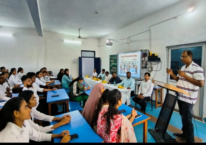 रतलाम: फार्मासिस्ट डे के उपलक्ष में रॉयल कॉलेज में करियर गाइडेंस कार्यकम सम्पन रतलाम: फार्मासिस्ट डे के उपलक्ष में रॉयल कॉलेज में करियर गाइडेंस कार्यकम सम्पन