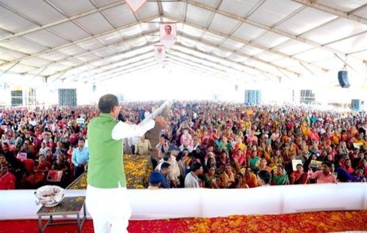 मुख्यमंत्री श्री चौहान ने लाड़ली बहना योजना की बढ़ी हुई राशि रूपए 1250 की किस्त जारी की,सिंगल क्लिक से 1 करोड़ 31 लाख बहनों के खातों में जारी किए 1597 करोड़ रूपए,रतलाम जिले में 2 लाख 59 हजार 89 बहनें लाभान्वित मुख्यमंत्री श्री चौहान ने लाड़ली बहना योजना की बढ़ी हुई राशि रूपए 1250 की किस्त जारी की,सिंगल क्लिक से 1 करोड़ 31 लाख बहनों के खातों में जारी किए 1597 करोड़ रूपए,रतलाम जिले में 2 लाख 59 हजार 89 बहनें लाभान्वित