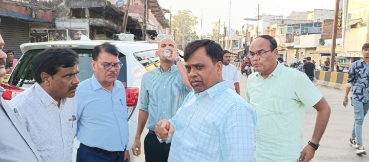 रतलाम: आचार संहिता लागू होते ही एक्शन में प्रशासन,कलेक्टर और एसपी ने शहर में निरीक्षण कर राजनीतिक पोस्टर, होर्डिंग हटवाए रतलाम: आचार संहिता लागू होते ही एक्शन में प्रशासन,कलेक्टर और एसपी ने शहर में निरीक्षण कर राजनीतिक पोस्टर, होर्डिंग हटवाए