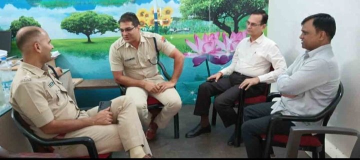 रतलाम: विधानसभा निर्वाचन 2023 के दृष्टिगत कलेक्टर और एसपी ने किया इंटर स्टेट चेक पोस्ट निरीक्षण,बांसवाड़ा कलेक्टर-एसपी के साथ संयुक्त बैठक आयोजित रतलाम: विधानसभा निर्वाचन 2023 के दृष्टिगत कलेक्टर और एसपी ने किया इंटर स्टेट चेक पोस्ट निरीक्षण,बांसवाड़ा कलेक्टर-एसपी के साथ संयुक्त बैठक आयोजित