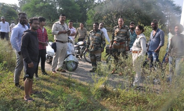 रतलाम: रेलवे अस्पताल क्षेत्र में सुबह फिर दिखा तेंदुआ, रेस्क्यू टीम के भी पकड़ में नहीं आया, दहशत में आमजन, जेवीएल की ओर जाने का अनुमान रतलाम: रेलवे अस्पताल क्षेत्र में सुबह फिर दिखा तेंदुआ, रेस्क्यू टीम के भी पकड़ में नहीं आया, दहशत में आमजन, जेवीएल की ओर जाने का अनुमान