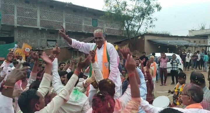 रतलाम: खेत में काम देख रहे थे डामर,पता चला टिकट मिल गया…पार्टी के शीर्ष नेतृत्व का माना आभार, समर्थकों ने मनाया जश्न रतलाम: खेत में काम देख रहे थे डामर,पता चला टिकट मिल गया…पार्टी के शीर्ष नेतृत्व का माना आभार, समर्थकों ने मनाया जश्न