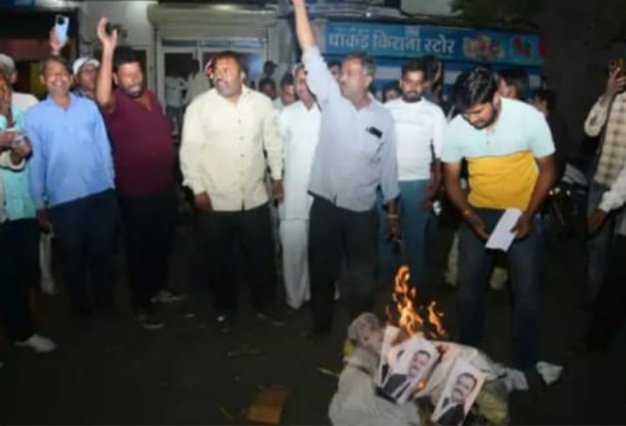 रतलाम: जावरा विधानसभा में टिकट को लेकर कांग्रेस में फिर घमासान, उम्मीदवार बदलने पर ब्लॉक अध्यक्ष सहित 10 के लगभग पदाधिकारियों ने किया इस्तीफे का एलान, पुतला जलाया रतलाम: जावरा विधानसभा में टिकट को लेकर कांग्रेस में फिर घमासान, उम्मीदवार बदलने पर ब्लॉक अध्यक्ष सहित 10 के लगभग पदाधिकारियों ने किया इस्तीफे का एलान, पुतला जलाया