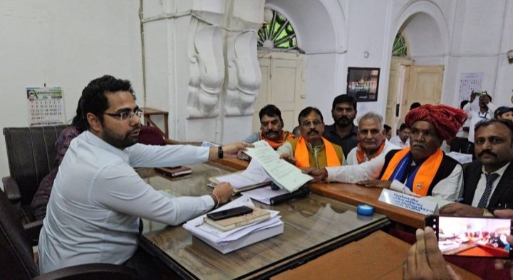 रतलाम: ट्रैक्टर पर सवार होकर नामांकन दाखिल करने पहुंचे भाजपा ग्रामीण प्रत्याशी मथुरालाल डामर रतलाम: ट्रैक्टर पर सवार होकर नामांकन दाखिल करने पहुंचे भाजपा ग्रामीण प्रत्याशी मथुरालाल डामर