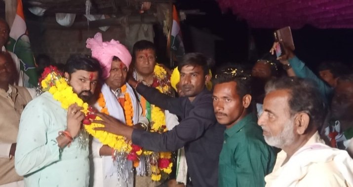 रतलाम: पूर्व धर्मस्व मंत्री पं.मोतीलाल दवे के समाधि स्थल पर पुष्पांजलि अर्पित कर रतलाम ग्रामीण विधानसभा कांग्रेस प्रत्याशी लक्ष्मणसिंह डिंडोर ने शुरू किया जनसंपर्क, मिल रहा आशीर्वाद रतलाम: पूर्व धर्मस्व मंत्री पं.मोतीलाल दवे के समाधि स्थल पर पुष्पांजलि अर्पित कर रतलाम ग्रामीण विधानसभा कांग्रेस प्रत्याशी लक्ष्मणसिंह डिंडोर ने शुरू किया जनसंपर्क, मिल रहा आशीर्वाद