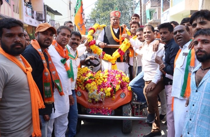 रतलाम: भाजपा प्रत्याशी चेतन्य काश्यप को जनसंपर्क में भगतसिंह के प्रतीक ने स्वागत कर दी जीत की अग्रिम शुभकामनाएं,- राम भवन में झालानी परिवार द्वारा किया गया स्वागत रतलाम: भाजपा प्रत्याशी चेतन्य काश्यप को जनसंपर्क में भगतसिंह के प्रतीक ने स्वागत कर दी जीत की अग्रिम शुभकामनाएं,- राम भवन में झालानी परिवार द्वारा किया गया स्वागत