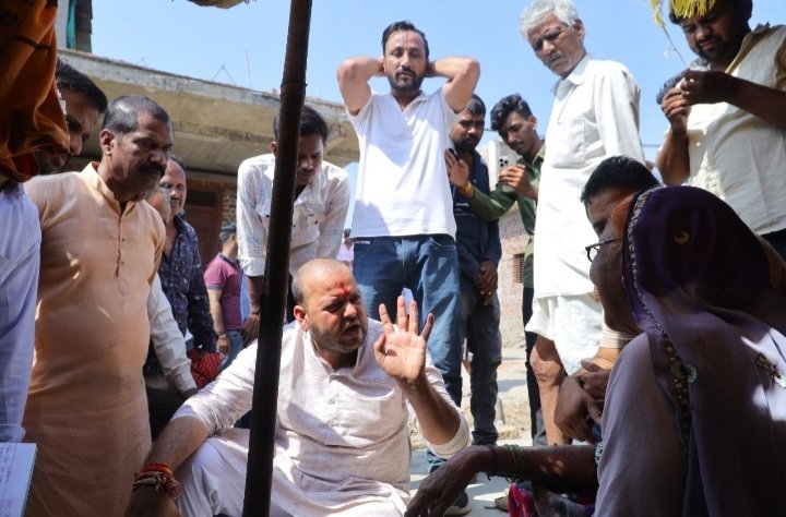 रतलाम: जावरा विधानसभा से प्रत्याशी जीवन सिंह शेरपुर का जनसंपर्क, फलों से तोला गया, जनसंपर्क में कहा -आज से आपकी समस्याएं और दुख दर्द मेरे रतलाम: जावरा विधानसभा से प्रत्याशी जीवन सिंह शेरपुर का जनसंपर्क, फलों से तोला गया, जनसंपर्क में कहा -आज से आपकी समस्याएं और दुख दर्द मेरे