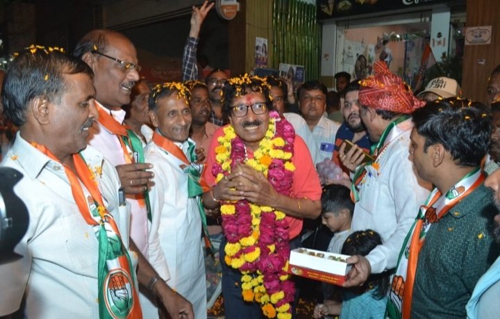 रतलाम: कांग्रेस प्रत्याशी पारस सकलेचा का जनसंपर्क,कांग्रेस पार्षद के निवास पर हुआ स्वागत, युवा नेता मयंक जाट ने जारी रखा महा जनसम्पर्क अभियान रतलाम: कांग्रेस प्रत्याशी पारस सकलेचा का जनसंपर्क,कांग्रेस पार्षद के निवास पर हुआ स्वागत, युवा नेता मयंक जाट ने जारी रखा महा जनसम्पर्क अभियान