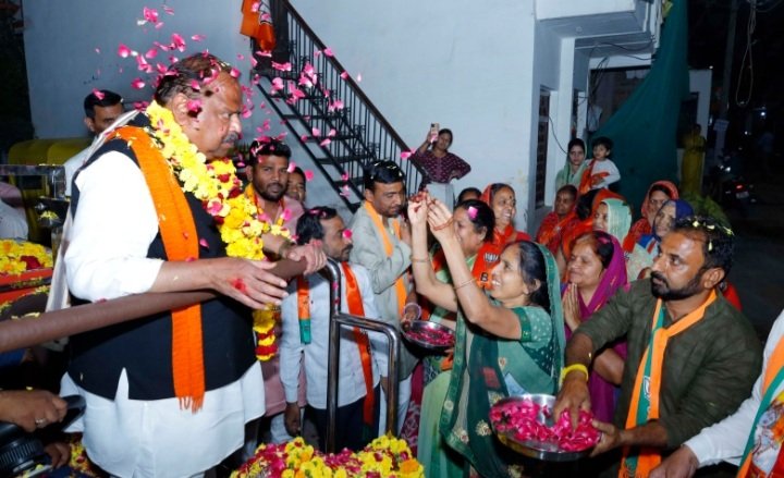रतलाम: भाजपा प्रत्याशी चेतन्य काश्यप का जनसंपर्क में हुआ ऐतिहासिक स्वागत,- वार्ड क्रमांक 22, 23 में मतदाताओं ने बरसाया प्रेम और स्नेह रतलाम: भाजपा प्रत्याशी चेतन्य काश्यप का जनसंपर्क में हुआ ऐतिहासिक स्वागत,- वार्ड क्रमांक 22, 23 में मतदाताओं ने बरसाया प्रेम और स्नेह