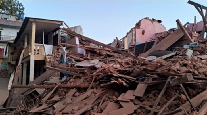 नेपाल में भूकंप से कई घर गिरे, अबतक 128 लोगों की मौत, सैकड़ों घायल, भारत के कई शहरों में भी हुआ कंपन नेपाल में भूकंप से कई घर गिरे, अबतक 128 लोगों की मौत, सैकड़ों घायल, भारत के कई शहरों में भी हुआ कंपन