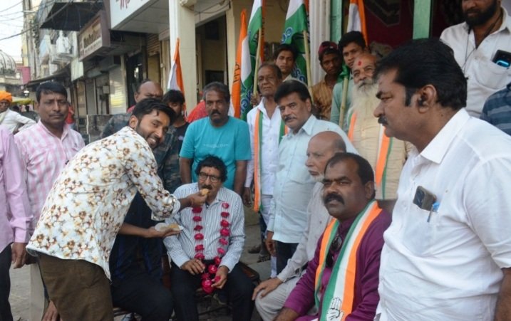 रतलाम: कांग्रेस प्रत्याशी पारस सकलेचा का जनसंपर्क लगातार जारी, कल 5 नवंबर को रतलाम आएंगे पूर्व मुख्यमंत्री रतलाम: कांग्रेस प्रत्याशी पारस सकलेचा का जनसंपर्क लगातार जारी, कल 5 नवंबर को रतलाम आएंगे पूर्व मुख्यमंत्री