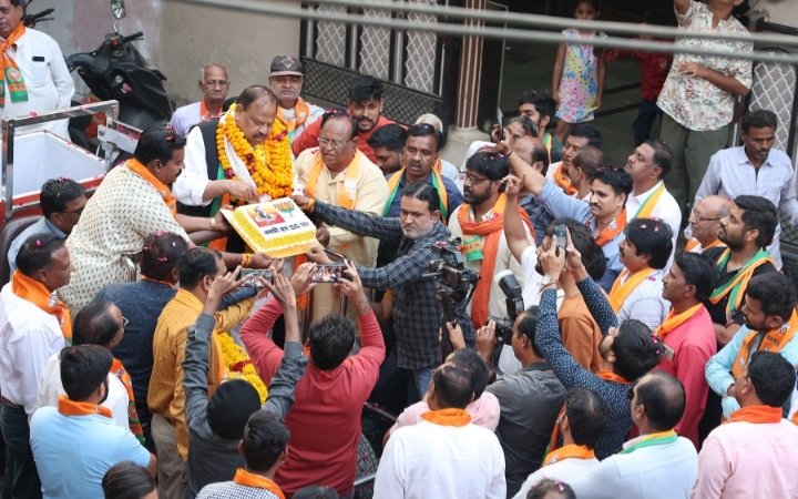 रतलाम: भाजपा प्रत्याशी चेतन्य काश्यप ने जनसंपर्क में काटा ‘अबकी बार 56 पार’ का केक, वार्ड क्रमांक 3 एवं 13 में सघन जनसंपर्क रतलाम: भाजपा प्रत्याशी चेतन्य काश्यप ने जनसंपर्क में काटा ‘अबकी बार 56 पार’ का केक, वार्ड क्रमांक 3 एवं 13 में सघन जनसंपर्क