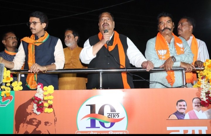 रतलाम: लाडली बहना योजना से दीपावली का पर्व धूमधाम से मनेगा – चेतन्य काश्यप- चार स्थान पर नुक्कड़ सभा को किया संबोधित रतलाम: लाडली बहना योजना से दीपावली का पर्व धूमधाम से मनेगा – चेतन्य काश्यप- चार स्थान पर नुक्कड़ सभा को किया संबोधित
