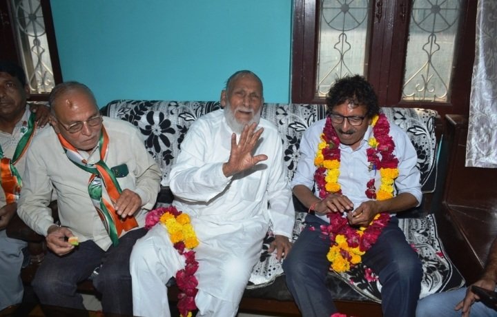 रतलाम: कांग्रेस प्रत्याशी पारस सकलेचा का जनसंपर्क-96 वर्ष के पहलवान ने दिया आशीर्वाद और 3 साल के बच्चे ने दादा को किया प्यार रतलाम: कांग्रेस प्रत्याशी पारस सकलेचा का जनसंपर्क-96 वर्ष के पहलवान ने दिया आशीर्वाद और 3 साल के बच्चे ने दादा को किया प्यार