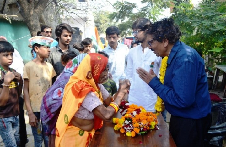 रतलाम: जिनका अपने ही कर देते हैं तिरस्कार, ऐसे लोगों के बीच पहुंचे शहर कांग्रेस प्रत्याशी पारस सकलेचा, दादा ने सुनी पीड़ितो की व्यथा… रतलाम: जिनका अपने ही कर देते हैं तिरस्कार, ऐसे लोगों के बीच पहुंचे शहर कांग्रेस प्रत्याशी पारस सकलेचा, दादा ने सुनी पीड़ितो की व्यथा…